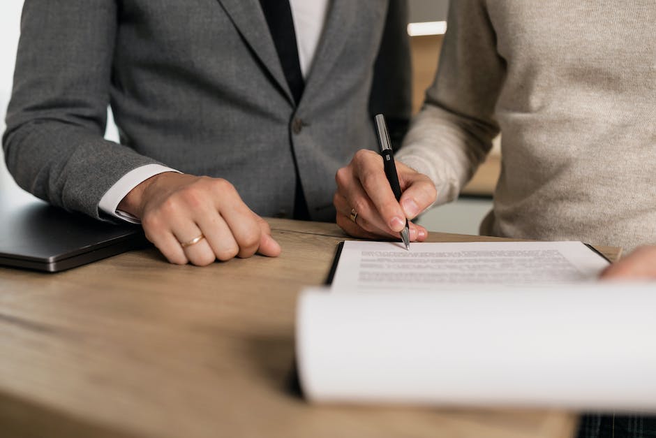 Image depicting a lease contract being signed by two parties, representing the content of the text.