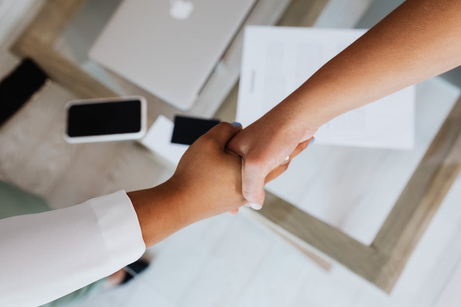 Illustration depicting a landlord and tenant shaking hands, symbolizing a cordial rental agreement.