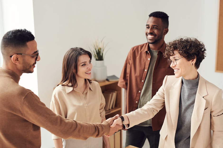 A picture of a handshake representing a rental agreement between a tenant and a landlord.