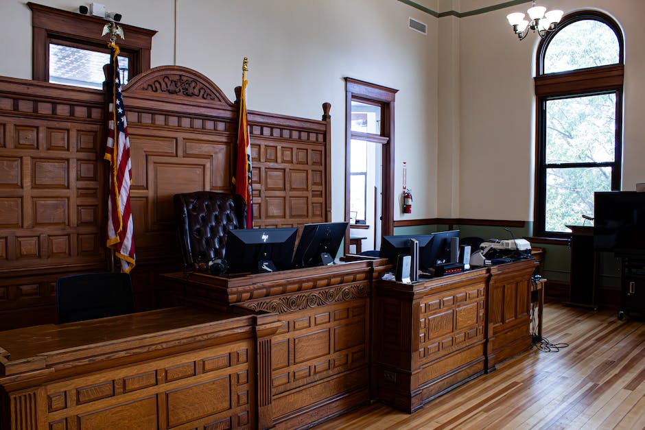 A sign depicting Maryland laws with gavel and scales of justice.
