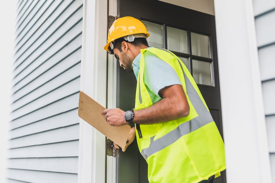 Illustration of a person managing a property, discussing with tenants, and inspecting the premises.