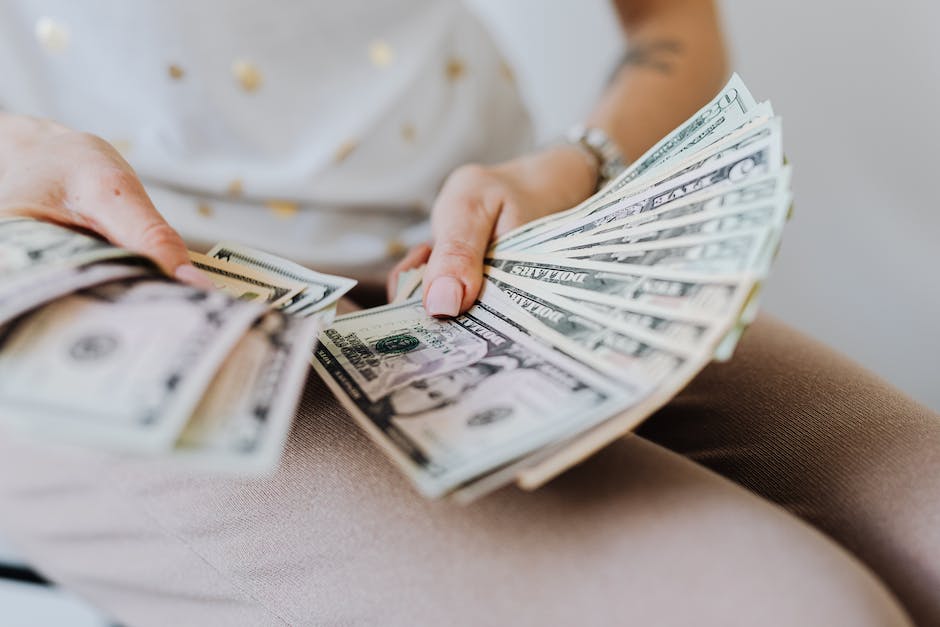 Illustration depicting two hands exchanging money symbolizing a security deposit return